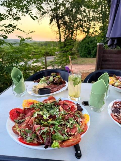 Salade fraîche servie au restaurant de L'Escale de Larcher